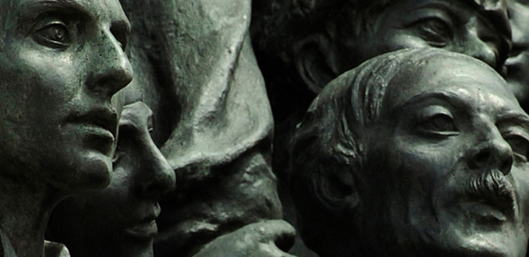 Taksim Cumhuriyet Anıtı’nda Bir Rus