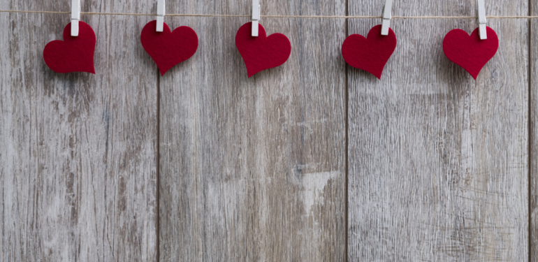 Bugünü yüreğimdeki sevgiyle selamlayacağım.