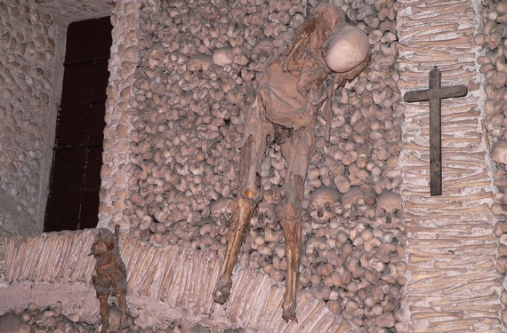 800px-Capela_dos_ossos_esqueletos-1